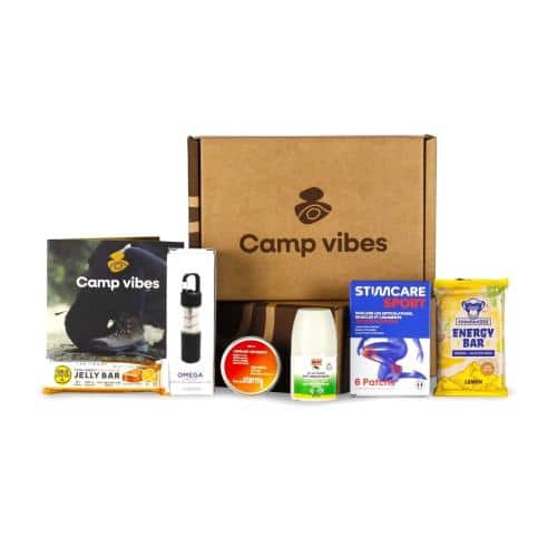 Sélection de produits que l’on trouve dans les box Camp Vibes incluant accessoires textiles snacks et soins pour montrer la cohérence de la box randonnée.