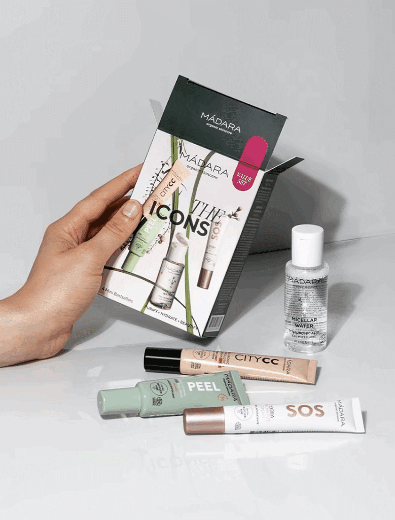 Les produits MÁDARA testés, CC Cream, SOS Hydra Cream, sérum rétinol végétal et crème à la vitamine C, présentés sur une table en bois claire.