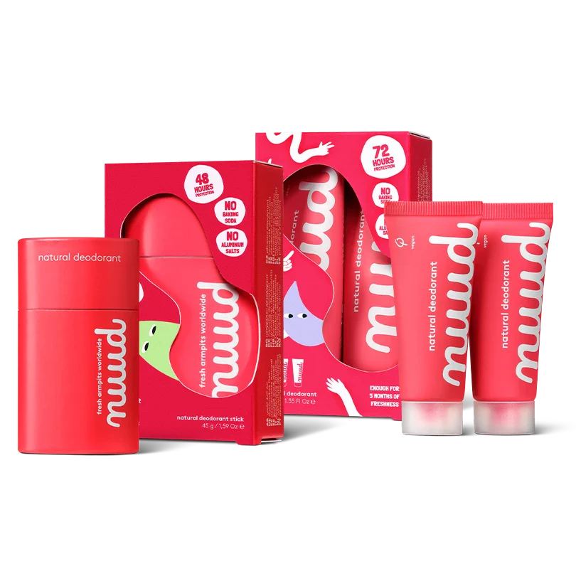 Collection de déodorants Nuud, crème et stick, disposés dans une salle de bain minimaliste, illustrant un test complet des produits Nuud.