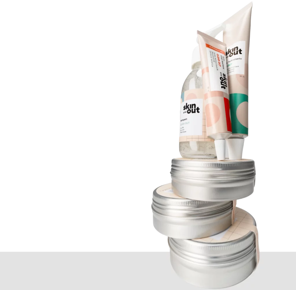 Les produits Skin & Out testés, patchs micro-aiguilles, masque SOS, crème hydratante Feed Out et Bento Pack complet, posés sur un plan de travail de salle de bain.