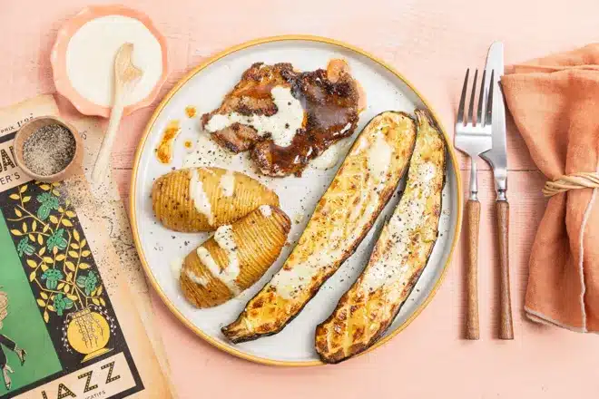 Assiette Quitoque préparée avec ingrédients frais : curry de légumes, poulet rôti au miel et gratin de ravioles. L’image met en avant la qualité gustative, l’équilibre et la fraîcheur des recettes Quitoque France.
