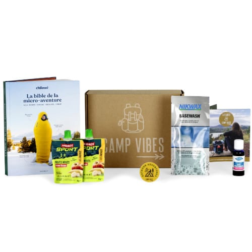 Photo symbolique d’un coffret Camp Vibes avec plusieurs produits pour montrer l’analyse du rapport qualité prix de la box dédiée aux randonneurs.