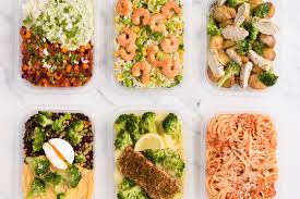 Livreur Seazon déposant une box isotherme devant la porte d’un appartement parisien. L’image symbolise la simplicité du service, la ponctualité des livraisons et la flexibilité de l’abonnement sans engagement de Seazon France.