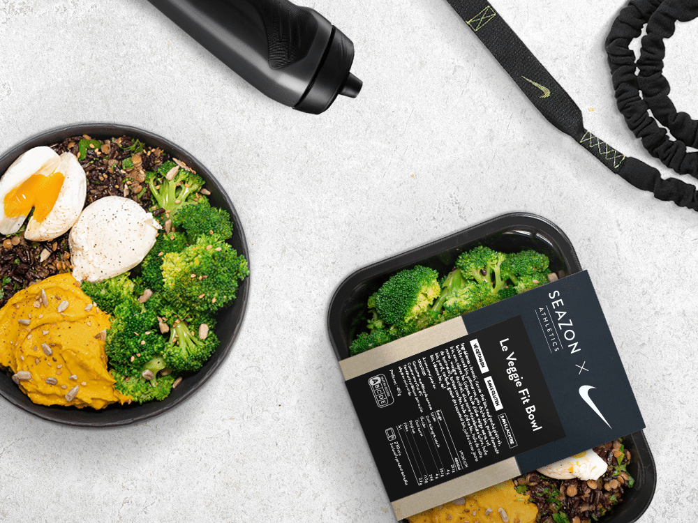 Assiette de repas Seazon France composée d’un poulet coco citronnelle, riz basmati et légumes colorés, prise en photo sur une table en bois. Image représentant la qualité gustative, la fraîcheur et l’équilibre nutritionnel des plats Seazon.