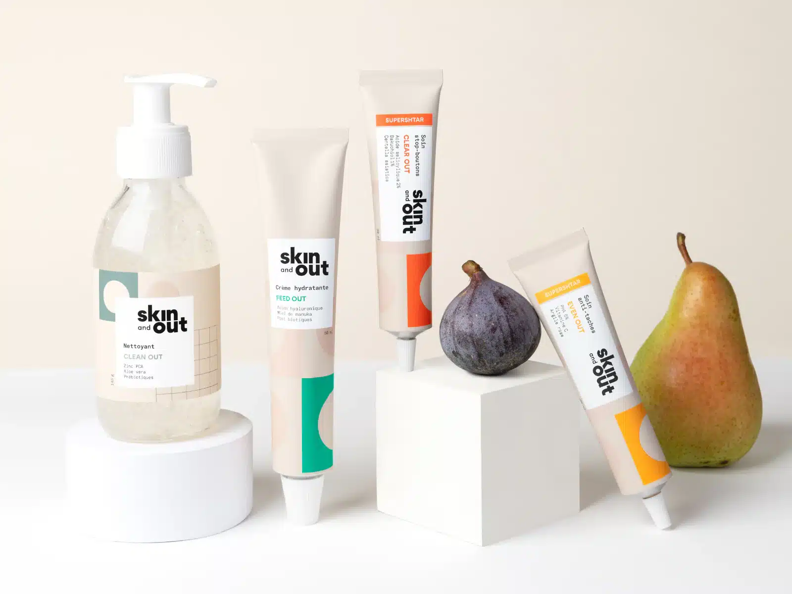 Produits Skin & Out disposés sur une table de salle de bain, patchs, masque et crème hydratante, illustrant un article test et avis sur la marque française anti-boutons.