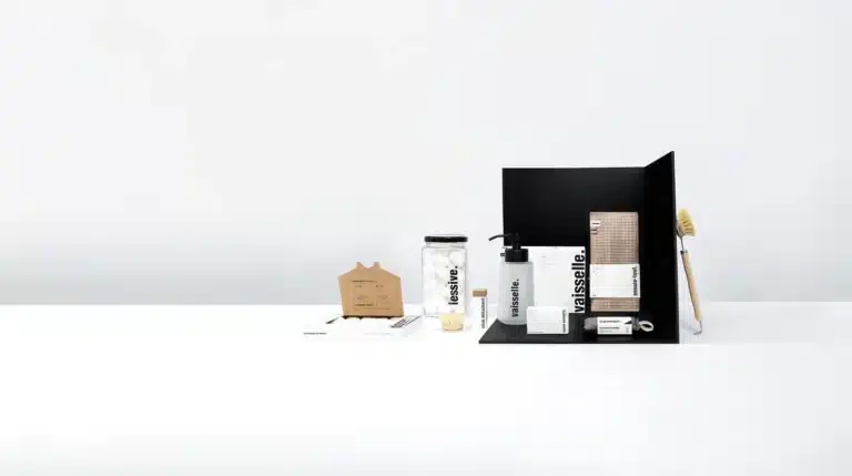 Produits d’hygiène La Marque En Moins posés sur une étagère de salle de bain, shampoing solide, gel douche, dentifrice et savon liquide rechargeables, illustrant un article test et avis.