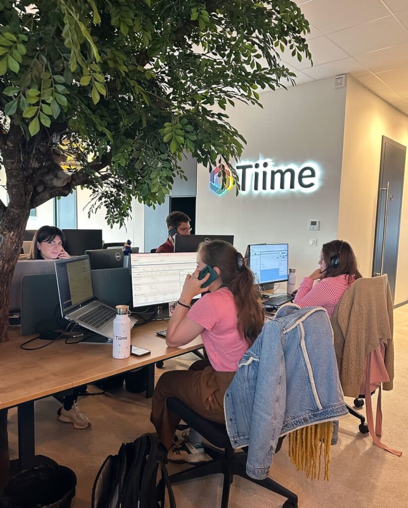 Présentation de l’univers de la marque Tiime et des différents services proposés aux indépendants, incluant Tiime Invoice, Tiime Business et Tiime Expert