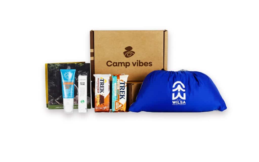 Présentation de l’univers Camp Vibes avec accessoires textiles et produits outdoor pour montrer la philosophie simple et utile de la marque orientée randonnée.