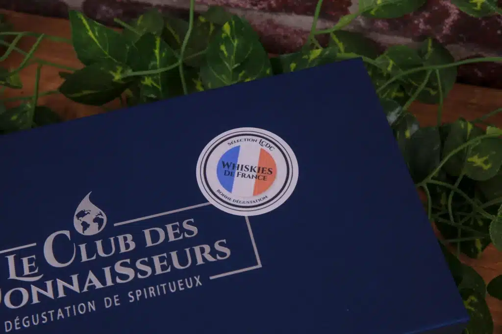 Présentation de l’univers du Club des Connaisseurs avec fioles de spiritueux et visuel élégant pour mettre en avant l’ambiance raffinée et la philosophie de découverte proposée par la marque.