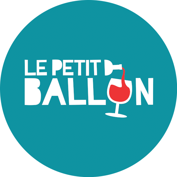 Présentation de l’univers Le Petit Ballon avec bouteilles lumineuses et identité parisienne pour illustrer la philosophie accessible et joyeuse de la marque et son approche décomplexée du vin.