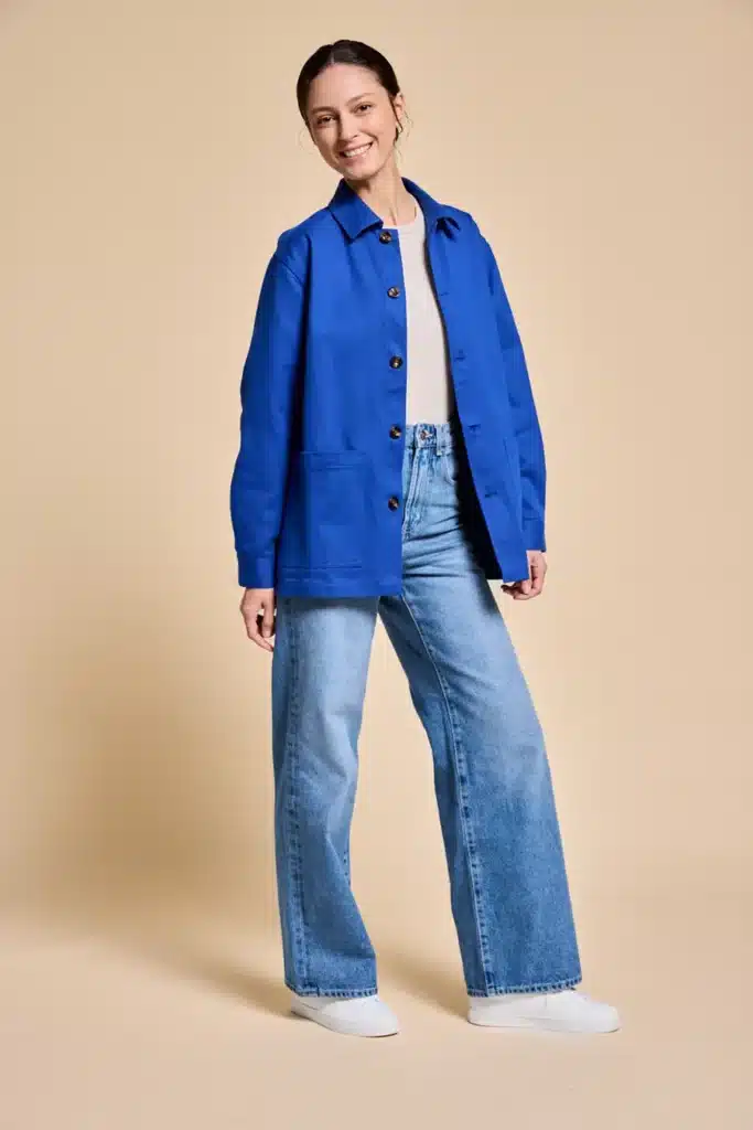 Veste matelassée Hindbag couleur beige portée en extérieur, coupe droite et confortable, texture douce, volume léger, style minimaliste et facile à porter, parfait pour la mi saison, image illustrant le vestiaire Hindbag et l’extension de la marque au textile avec un design cohérent et responsable.