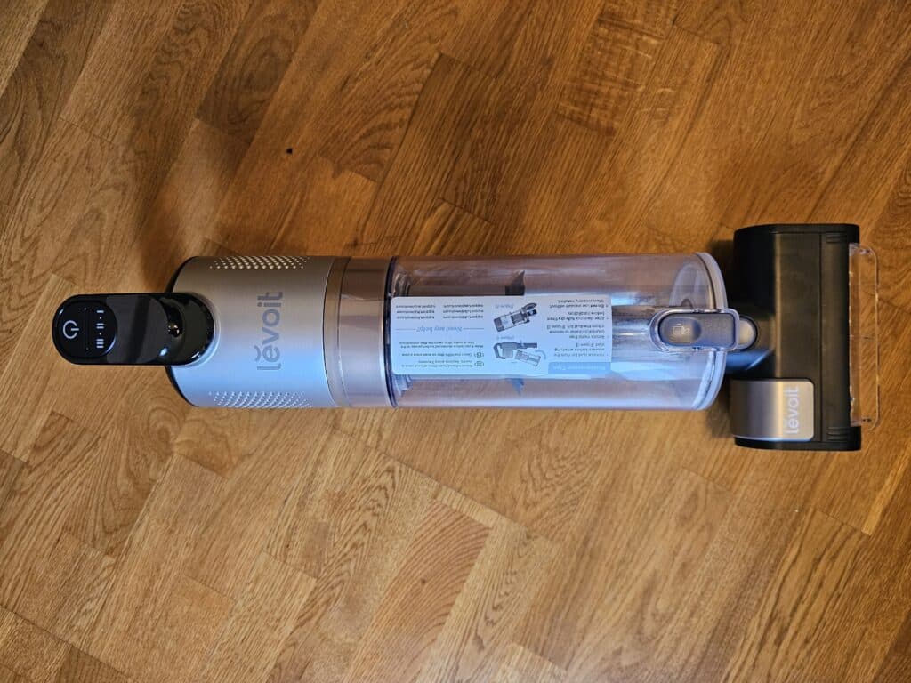 Aspirateur balai sans fil Levoit LVAC 300 utilisé dans un environnement domestique calme illustrant un niveau sonore supportable adapté à un usage régulier