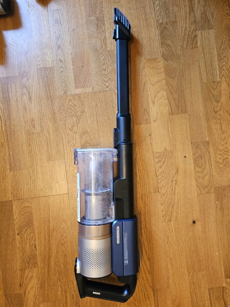 Bac à poussière du Levoit LVAC 300 vidé facilement sans contact direct avec la poussière illustrant un entretien simple et rapide au quotidien