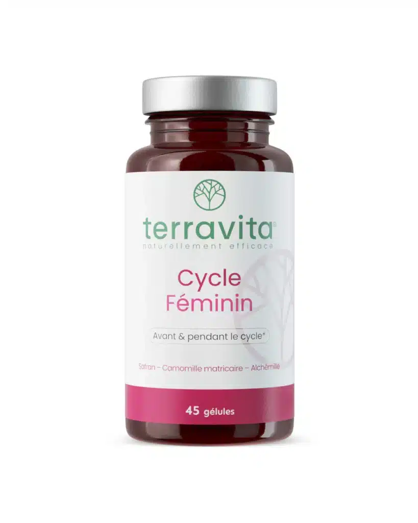 photo du produit Cycle Féminin Terravita avec gélules végétales et plantes associées comme la camomille et le fenouil, ambiance douce et naturelle, référence aux inconforts prémenstruels et au besoin de soutien pendant cette période
