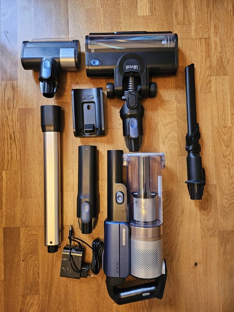 Aspirateur balai Levoit LVAC 300 aspirant la poussière fine près des plinthes montrant une filtration efficace et une réduction de la poussière remise en suspension