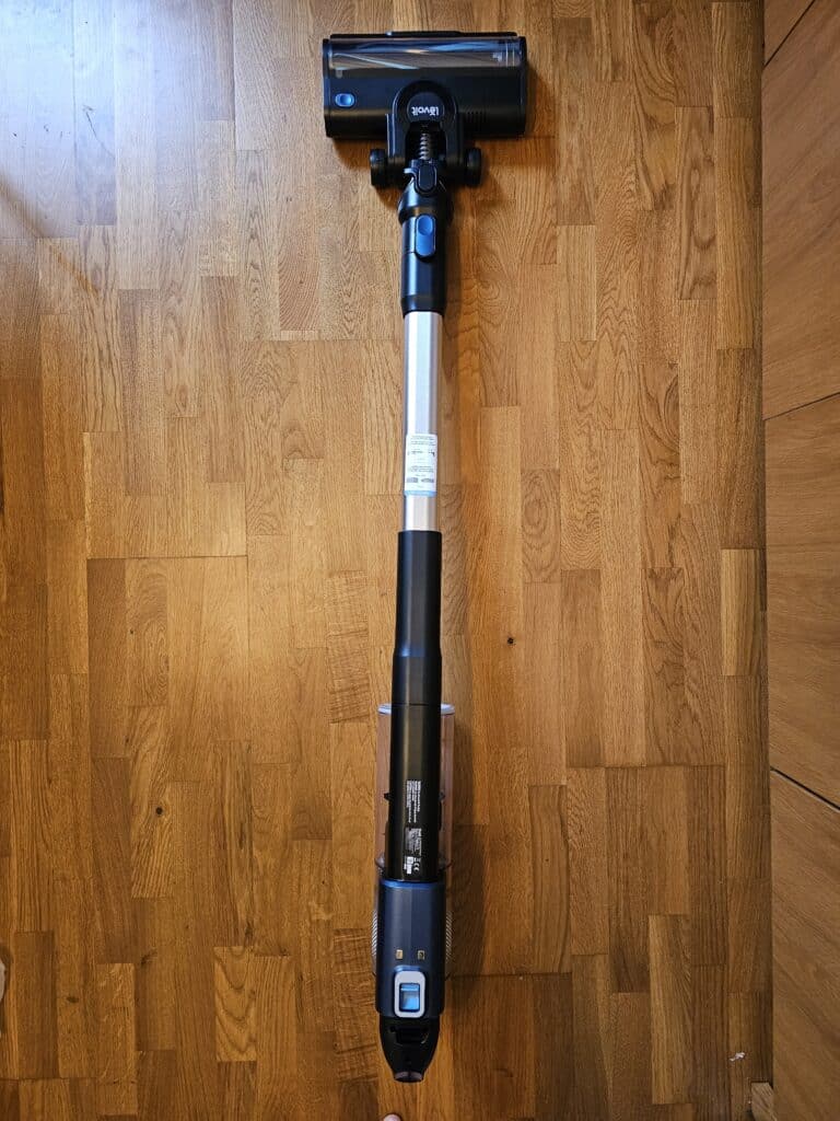 Aspirateur balai sans fil Levoit LVAC 300 utilisé dans plusieurs pièces sans interruption montrant une autonomie adaptée à un usage réel en appartement ou maison