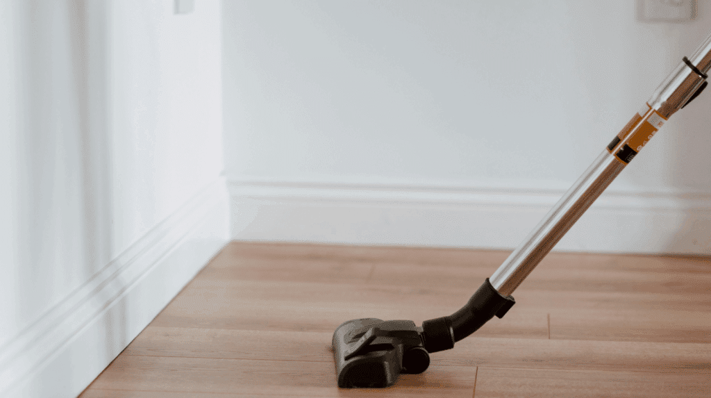 Aspirateur laveur combinant aspiration et lavage humide en un seul passage avec brosses motorisées et capteurs adaptant l’eau selon le sol, illustrant l’innovation technique visant à automatiser le nettoyage des sols durs