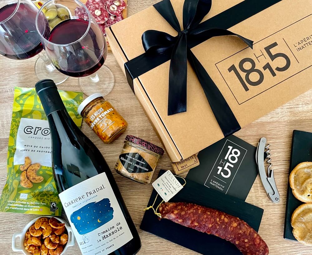 Assortiment de saucisson, rillettes et noix de cajou pour montrer le contenu typique de la box apéro classique 18h15.