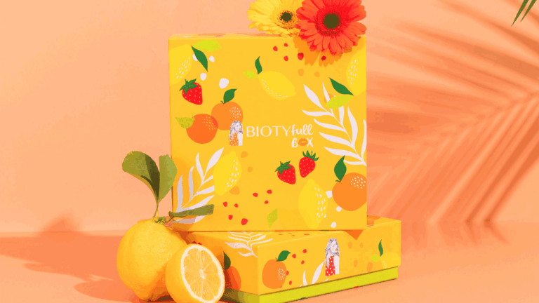 Image montrant une Biotyfull Box colorée ouverte avec plusieurs produits full size naturels pour illustrer le début du test et avis et l’univers joyeux de la marque.
