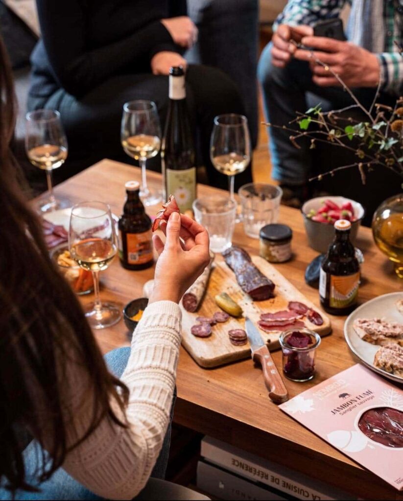 Ensemble de produits 18h15 mis en scène pour illustrer la réputation de la marque et les retours des clients.