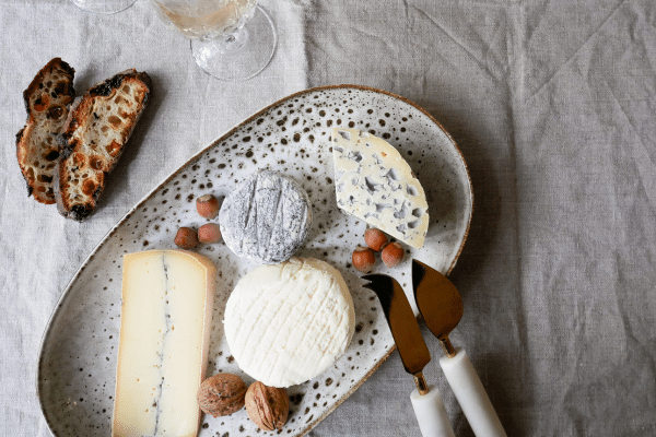 Plateau gourmand illustrant la réputation positive et les retours clients sur La Boite du Fromager.