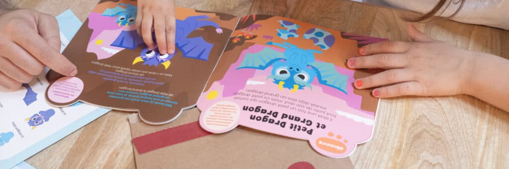 Photo d’un kit Pandacraft Dago destiné aux enfants de 1 à 3 ans avec un magazine simple, une activité sensorielle et des éléments adaptés aux petites mains pour éveiller la motricité et la curiosité.