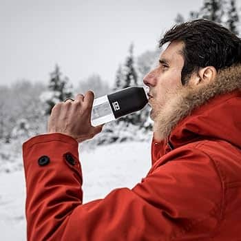 gourde MB Positive M Noir Onyx posée sur un bureau pour illustrer son utilisation quotidienne