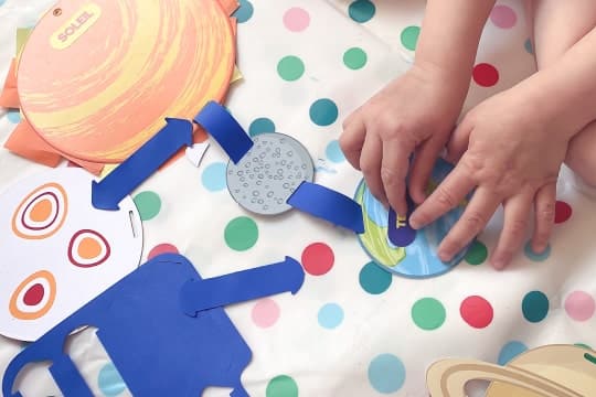 Image représentant un kit Pandacraft Kamino pour les enfants de 3 à 5 ans avec un magazine illustré et une activité créative conçue pour développer les premiers gestes et encourager les moments partagés avec un parent.