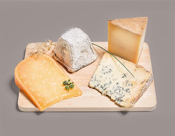Plateau de fromages plus affinés et plus intenses pour illustrer la box connaisseur destinée aux amateurs de fromages de caractère.