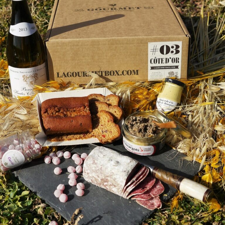 Photo d’un coffret gourmand ouvert avec une bouteille de vin et des produits artisanaux pour illustrer le test et avis complet de La Gourmet Box.