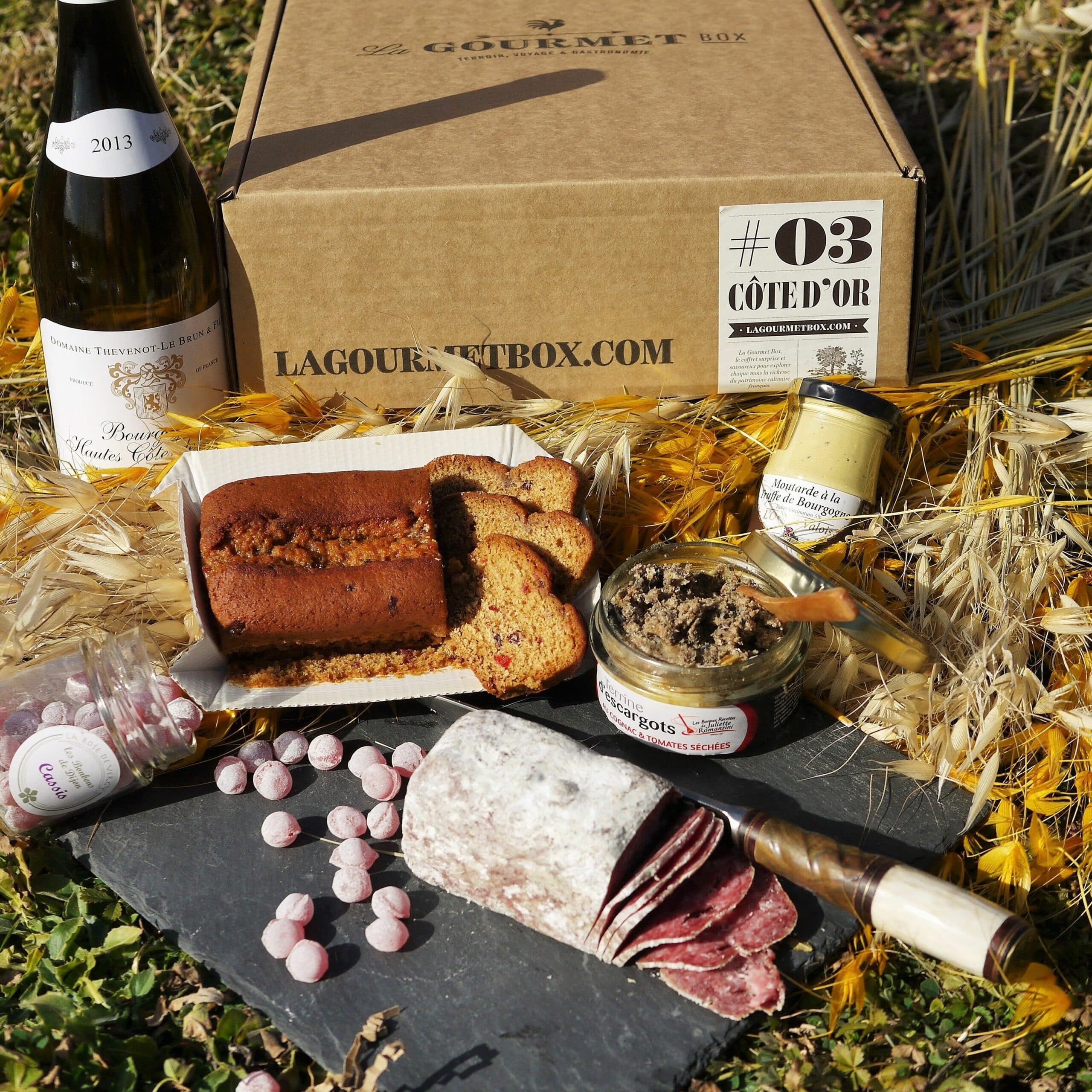 Photo d’un coffret gourmand ouvert avec une bouteille de vin et des produits artisanaux pour illustrer le test et avis complet de La Gourmet Box.