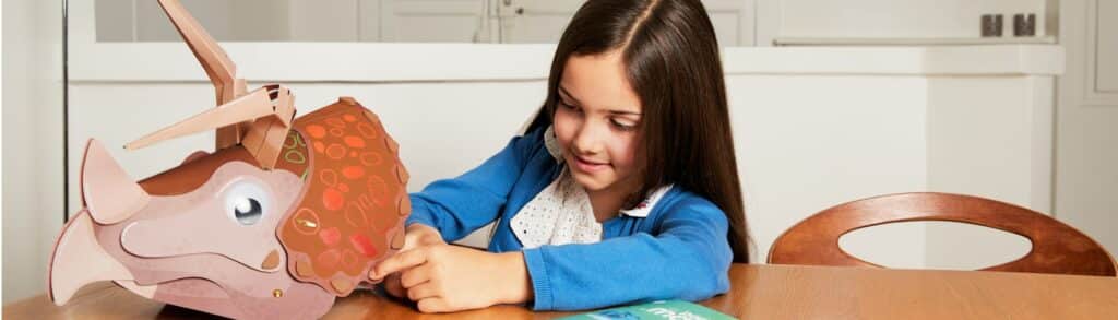 Illustration d’un kit Pandacraft Makers pour les enfants de 8 à 12 ans incluant une activité STEAM, des expériences ludiques et un magazine riche pensé pour encourager la logique et la créativité.