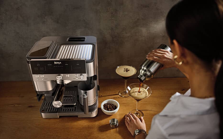 machine Ninja Luxe Café Premier ES601EU accompagnée d’un latte mousseux, d’un cold brew glacé et d’une tasse de café filtre pour illustrer sa polyvalence boissons chaudes et froides rendue possible par le moulin intégré, la balance et le moussage chaud ou froid.