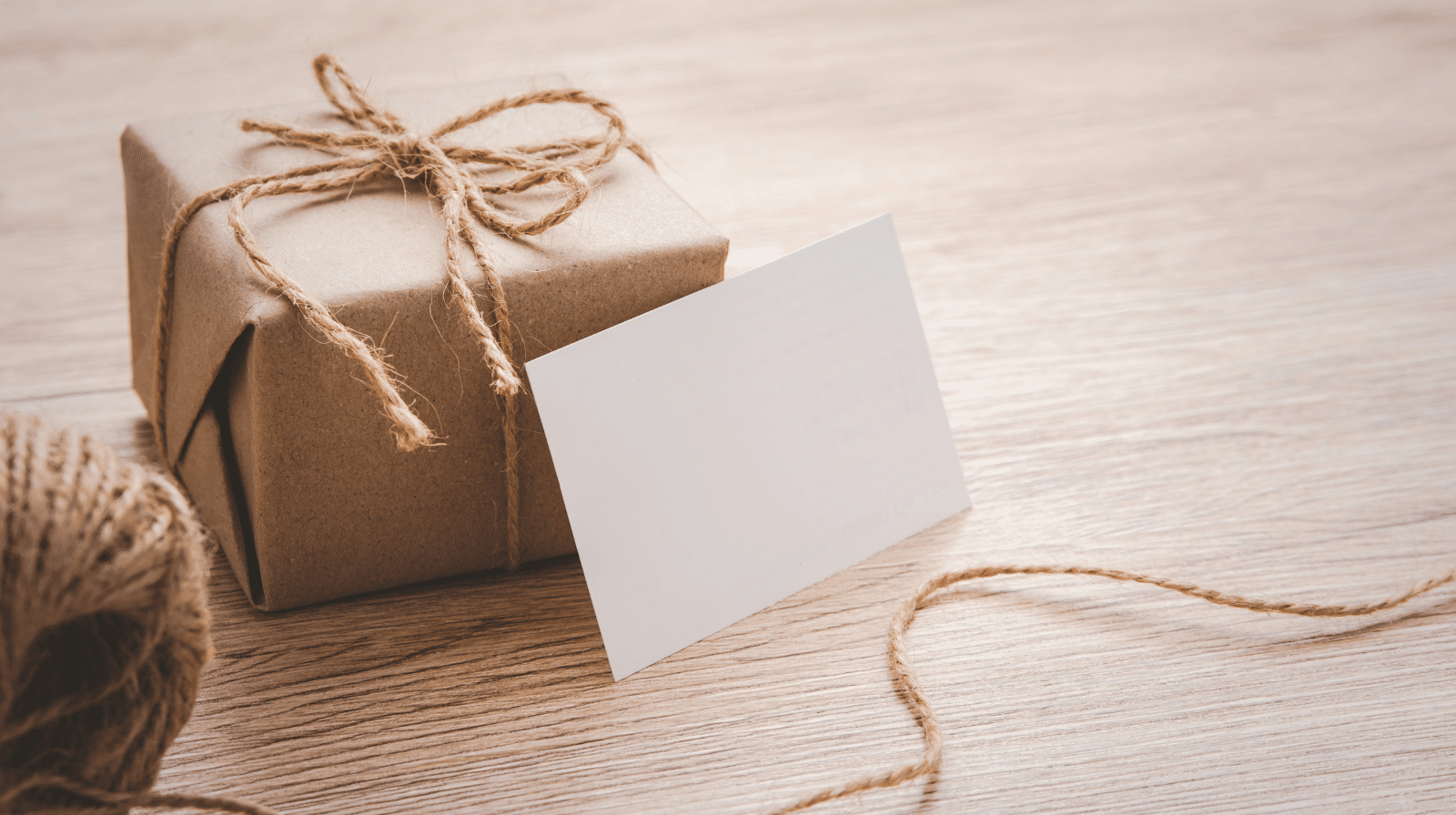 Carte cadeau posée sur une table avec une enveloppe simple, illustrant une idée cadeau pratique et réfléchie quand on veut offrir sans se tromper ni imposer un objet inutile.