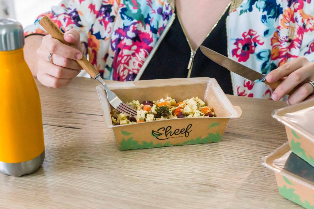 Femme dégustant un plat Cheef, illustrant la box minceur découverte proposée par la marque