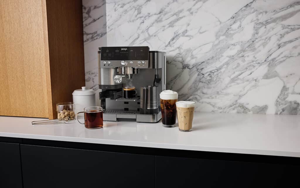 une image pour aider à choisir une cafetière et une machine à café ninja après avoir comparé tous les modèles