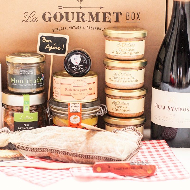 Photo d’un coffret apéritif complet avec saucisson, rillettes, tartinades et biscuits pour illustrer le coffret apéro La Gourmet Box.