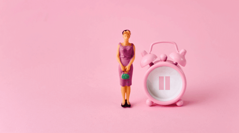 image décorative montrant un ensemble de flacons de compléments alimentaires disposés sur une table claire avec un carnet et une tasse, ambiance féminine et bien être, lumière douce, évocation de la santé hormonale et des routines du quotidien pour accompagner les cycles et les différents moments de la vie d’une femme