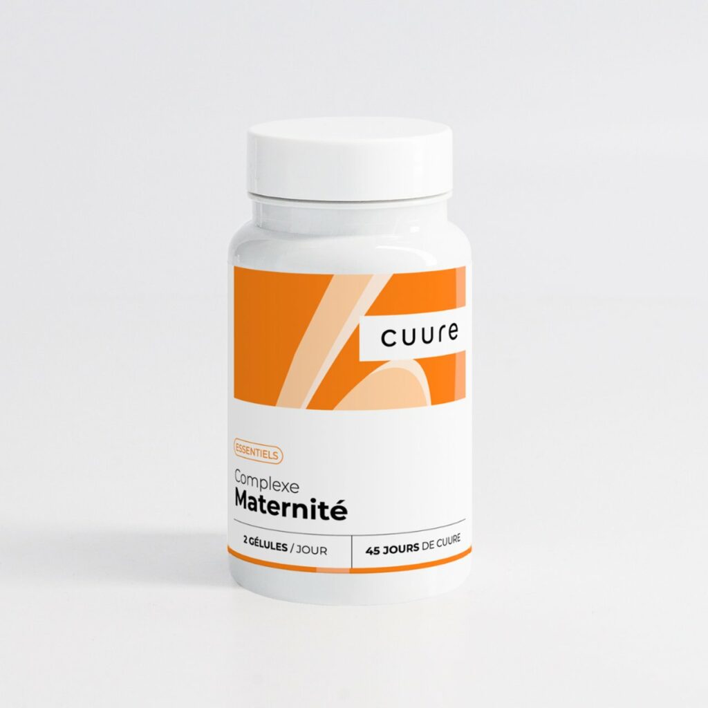 image montrant le Complexe Maternité de Cuure avec une main féminine posée sur un carnet de suivi, ambiance maternité douce, couleurs neutres, évocation de la préparation à la grossesse grâce aux vitamines et minéraux essentiels
