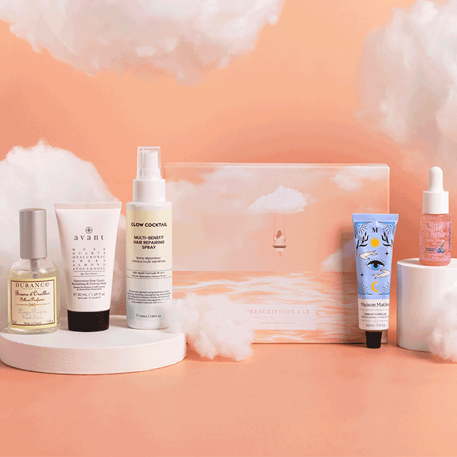 Photo représentant une box Prescription Lab ouverte avec les produits du mois dont un masque Avant Skincare une gelée Claude Bell une crème mains Maison Matine une brume Durance et un spray Glow Cocktail.