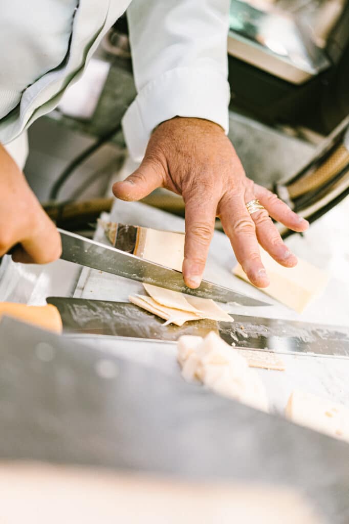 Photo d’une dégustation de fromages à domicile avec une planche, un couteau et un guide de dégustation pour illustrer l’expérience réelle avec La Box Fromage.