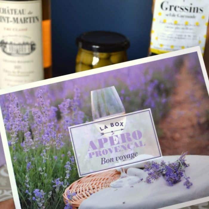 Image montrant la dégustation personnelle d’un coffret La Gourmet Box avec produits artisanaux et verre de vin.