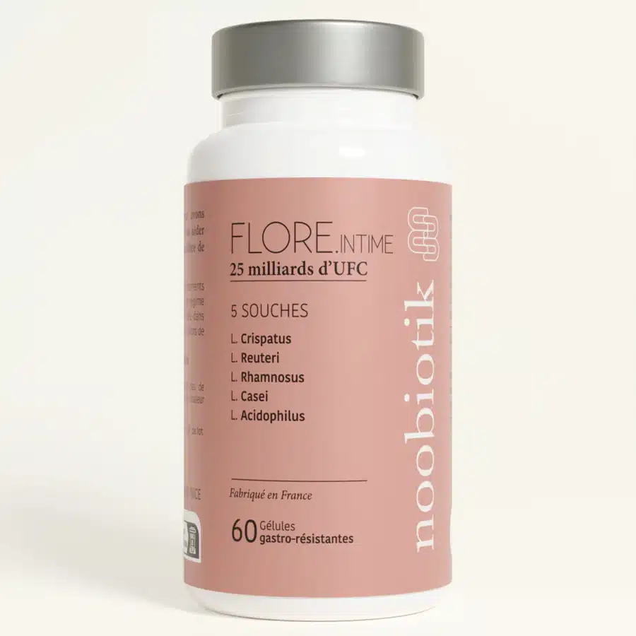 photo du flacon Noobiotik Flore Intime devant un fond blanc avec une fleur délicate, ambiance pureté et équilibre, évocation de la restauration de la flore intime grâce aux lactobacilles
