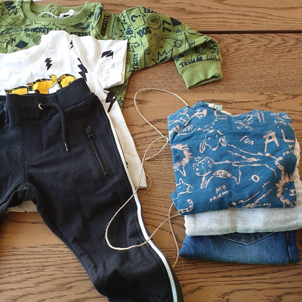 Image expliquant le fonctionnement de la Malle Little Cigogne avec le quiz de style la préparation par les stylistes la réception du colis et le principe de ne payer que les vêtements gardés.