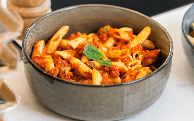 Plat préparé Cheef présenté sur une table, illustrant l’origine et la fabrication des repas de la marque
