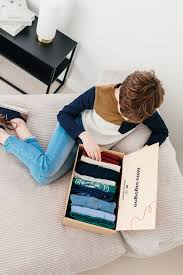 Illustration de la page de présentation Little Cigogne montrant l’ambiance chaleureuse de la marque et son approche personnalisée pour habiller les enfants grâce à un quiz de style et une sélection préparée par des stylistes.