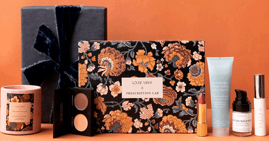 Image montrant l’univers visuel de Prescription Lab avec son esthétique douce et élégante et une box ouverte contenant des produits de soin haut de gamme à côté du magazine Le Prescripteur.
