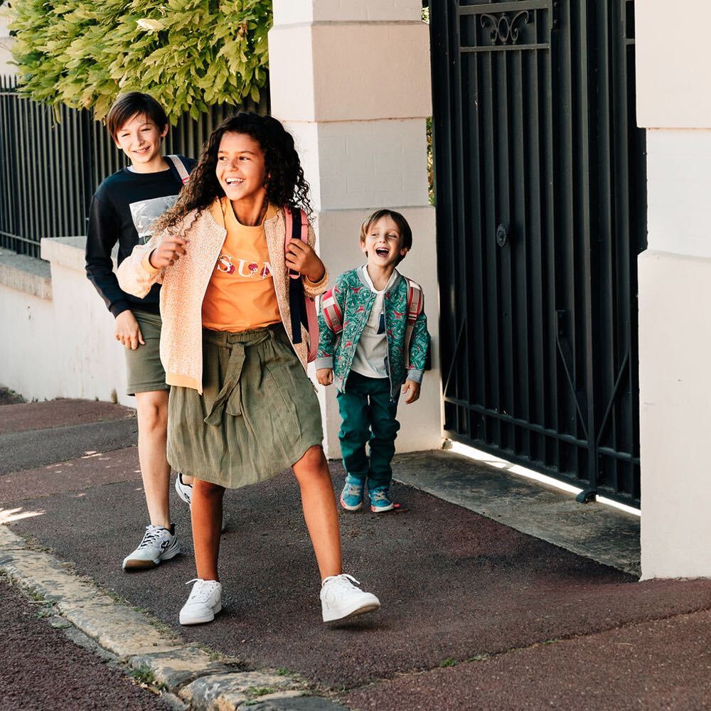 Illustration mettant en avant la tarification Little Cigogne avec le concept sans paiement à la commande les vêtements facturés uniquement s’ils sont conservés et la fourchette de prix accessible.