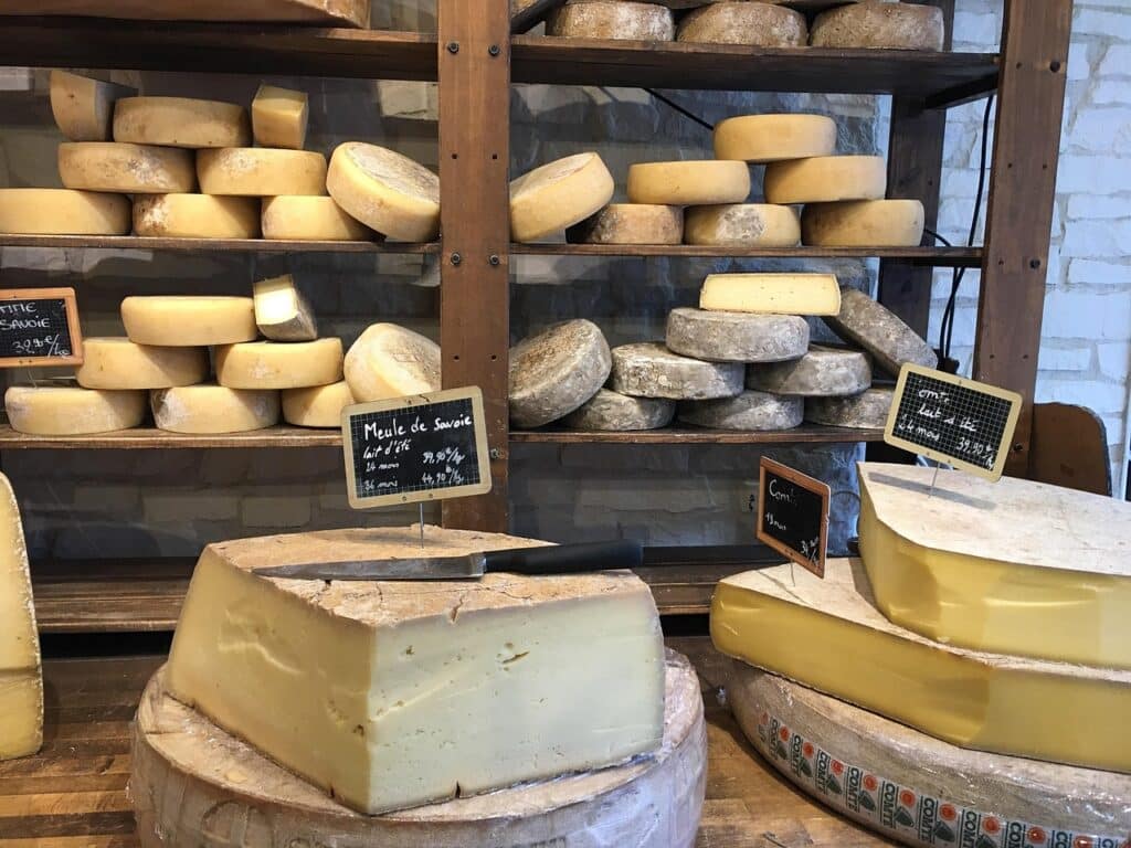 Assortiment de fromages artisanaux pour illustrer l’analyse du rapport qualité prix des différentes box proposées par La Boite du Fromager.
