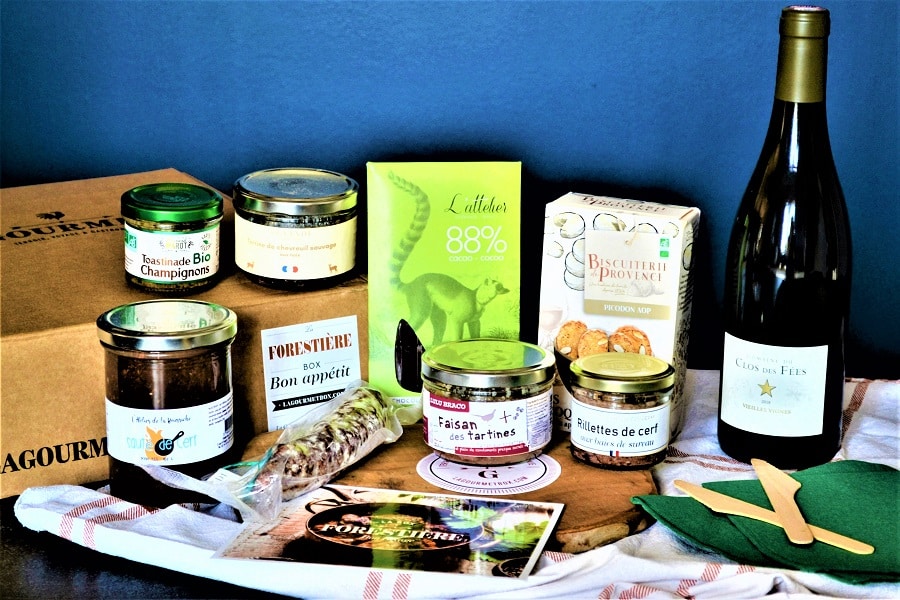 Visuel de produits artisanaux alignés sur une table pour illustrer l’analyse du rapport qualité prix de La Gourmet Box.